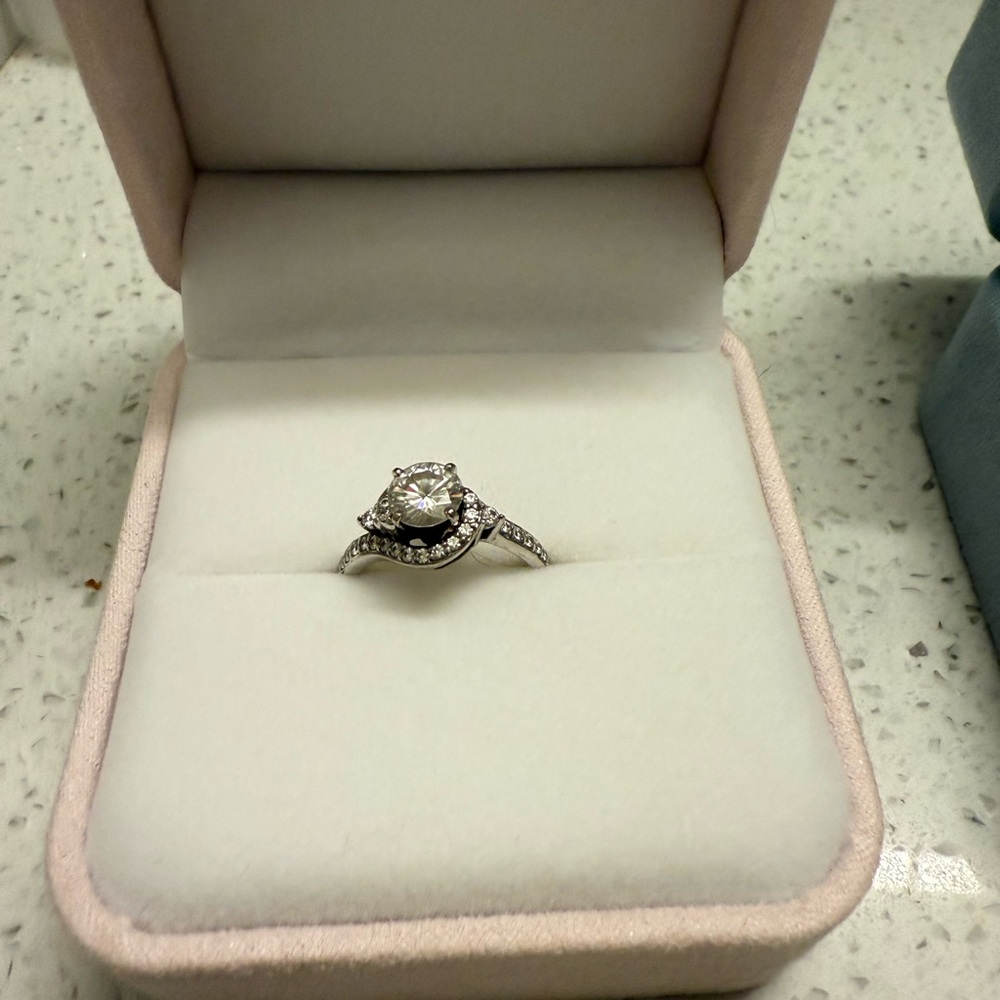 Stunning Silver Engagement Ring With Brilliant Di… - image 2